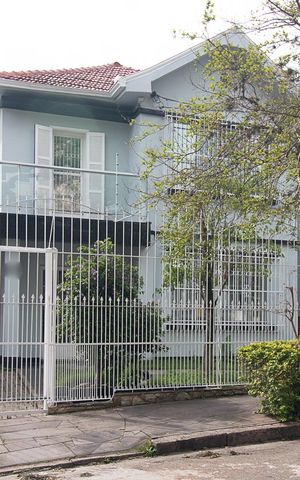 Casa à venda com 240m², 4 quartos e 2 vagasFachada