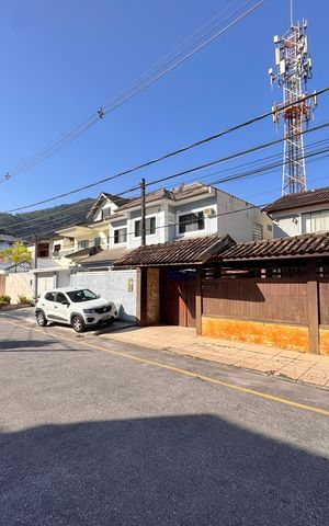 Casa de condomínio à venda com 200m², 3 quartos e 1 vaga Casa de condomínio à venda com 200m², 3 quartos e 1 vagaFachada