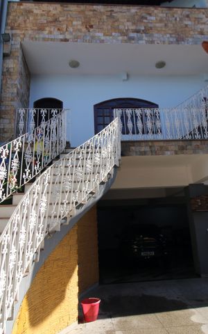Casa à venda com 110m², 2 quartos e 2 vagasFachada e acesso