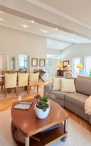 Casa para alugar com 250m², 3 quartos e 4 vagas Casa para alugar com 250m², 3 quartos e 4 vagasSala