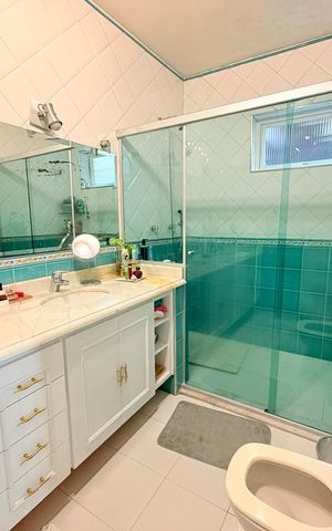 Casa para alugar com 250m², 3 quartos e 4 vagas Casa para alugar com 250m², 3 quartos e 4 vagasBanheiro 1