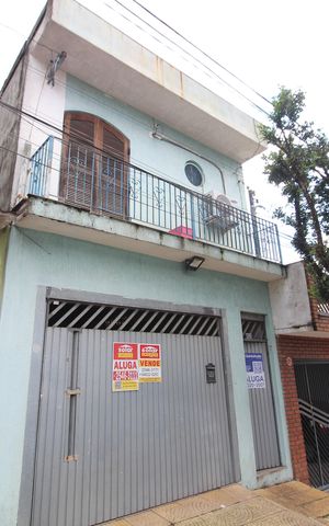 Casa à venda com 165m², 5 quartos e 2 vagas Casa à venda com 165m², 5 quartos e 2 vagasFachada