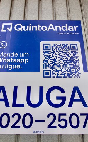 Casa à venda com 165m², 5 quartos e 2 vagas Casa à venda com 165m², 5 quartos e 2 vagasFachada