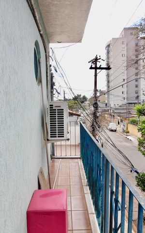 Casa à venda com 165m², 5 quartos e 2 vagas Casa à venda com 165m², 5 quartos e 2 vagasVaranda
