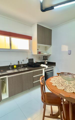 Casa à venda com 180m², 3 quartos e 3 vagas Casa à venda com 180m², 3 quartos e 3 vagasCozinha