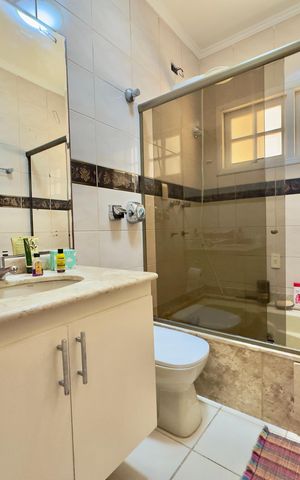 Casa à venda com 180m², 3 quartos e 3 vagas Casa à venda com 180m², 3 quartos e 3 vagasBanheiro 1