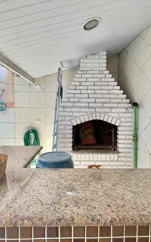 Casa à venda com 180m², 3 quartos e 3 vagas Casa à venda com 180m², 3 quartos e 3 vagasChurrasqueira