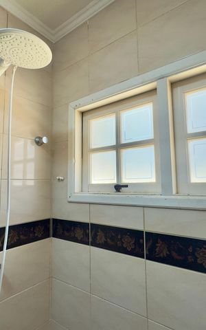 Casa à venda com 180m², 3 quartos e 3 vagas Casa à venda com 180m², 3 quartos e 3 vagasBanheiro 1