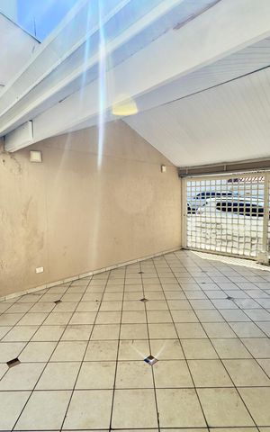 Casa à venda com 180m², 3 quartos e 3 vagas Casa à venda com 180m², 3 quartos e 3 vagasGaragem