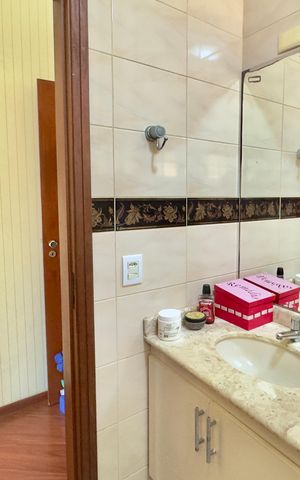 Casa à venda com 180m², 3 quartos e 3 vagas Casa à venda com 180m², 3 quartos e 3 vagasBanheiro 1
