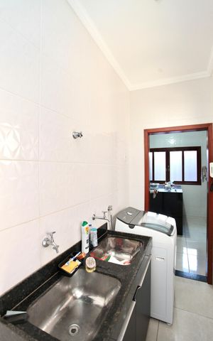 Casa à venda com 168m², 3 quartos e 2 vagas Casa à venda com 168m², 3 quartos e 2 vagasCozinha e Área de Serviço