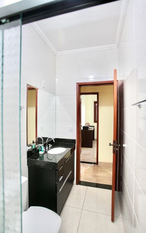Casa à venda com 168m², 3 quartos e 2 vagas Casa à venda com 168m², 3 quartos e 2 vagasBanheiro Social