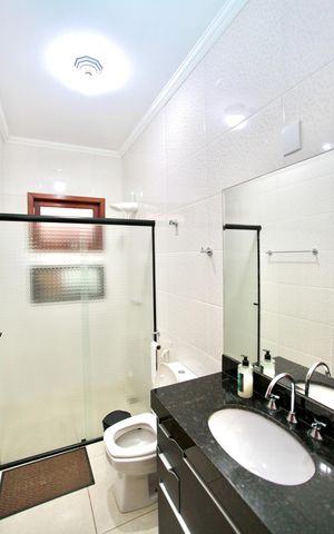 Casa à venda com 168m², 3 quartos e 2 vagas Casa à venda com 168m², 3 quartos e 2 vagasBanheiro Social