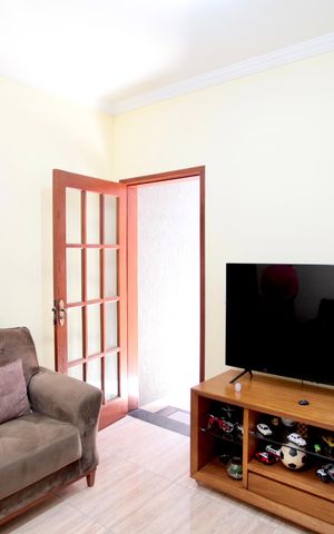 Casa à venda com 168m², 3 quartos e 2 vagas Casa à venda com 168m², 3 quartos e 2 vagasSala
