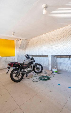 Casa à venda com 270m², 3 quartos e 2 vagas Casa à venda com 270m², 3 quartos e 2 vagasGaragem