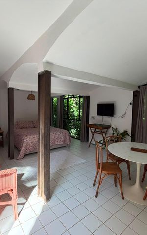 Casa à venda com 725m², 5 quartos e 2 vagas Casa à venda com 725m², 5 quartos e 2 vagasQuarto com cama, mesa e cadeiras, com vista para a floresta.