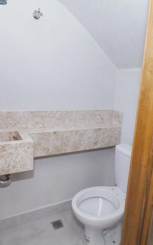 Casa à venda com 86m², 2 quartos e 2 vagasLavabo