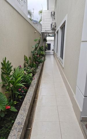 Casa de condomínio à venda com 360m², 4 quartos e 5 vagas Casa de condomínio à venda com 360m², 4 quartos e 5 vagasÁrea Externa