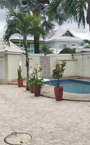 Casa de condomínio à venda com 360m², 4 quartos e 5 vagas Casa de condomínio à venda com 360m², 4 quartos e 5 vagasPiscina