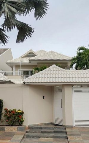 Casa de condomínio à venda com 360m², 4 quartos e 5 vagas Casa de condomínio à venda com 360m², 4 quartos e 5 vagasFachada