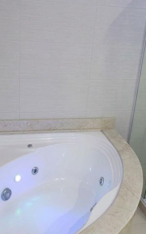 Casa de condomínio à venda com 360m², 4 quartos e 5 vagas Casa de condomínio à venda com 360m², 4 quartos e 5 vagasBanheiro