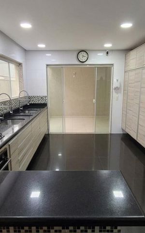Casa de condomínio à venda com 360m², 4 quartos e 5 vagas Casa de condomínio à venda com 360m², 4 quartos e 5 vagasCozinha