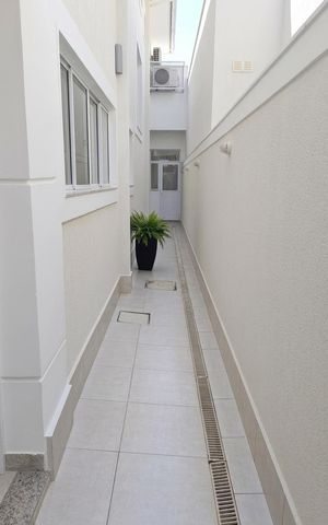 Casa de condomínio à venda com 360m², 4 quartos e 5 vagas Casa de condomínio à venda com 360m², 4 quartos e 5 vagasÁrea Externa