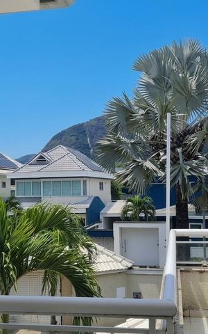 Casa de condomínio à venda com 360m², 4 quartos e 5 vagas Casa de condomínio à venda com 360m², 4 quartos e 5 vagasVaranda