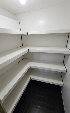 Casa de condomínio à venda com 360m², 4 quartos e 5 vagas Casa de condomínio à venda com 360m², 4 quartos e 5 vagasDespensa