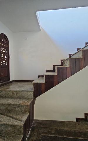 Casa para alugar com 281m², 5 quartos e 1 vaga Casa para alugar com 281m², 5 quartos e 1 vagaEscada