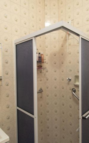 Casa à venda com 240m², 6 quartos e 2 vagas Casa à venda com 240m², 6 quartos e 2 vagasBanheiro 2