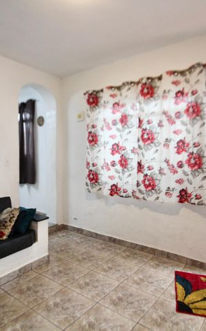 Casa à venda com 153m², 4 quartos e 2 vagas Casa à venda com 153m², 4 quartos e 2 vagasSala