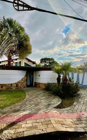 Casa à venda com 408m², 3 quartos e 2 vagas Casa à venda com 408m², 3 quartos e 2 vagasFachada