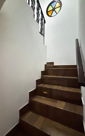 Casa à venda com 360m², 4 quartos e 2 vagasEscada