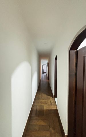 Casa à venda com 360m², 4 quartos e 2 vagasCorredor