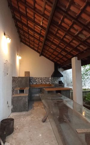 Casa à venda com 230m², 3 quartos e 4 vagasÁrea externa