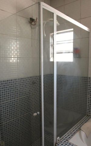 Casa para alugar com 290m², 3 quartos e 3 vagas Casa para alugar com 290m², 3 quartos e 3 vagasBanheiro da Suíte 1