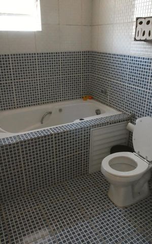 Casa para alugar com 290m², 3 quartos e 3 vagas Casa para alugar com 290m², 3 quartos e 3 vagasBanheiro da Suíte 1