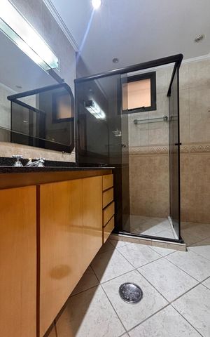 Apartamento para alugar com 180m², 4 quartos e 2 vagas Apartamento para alugar com 180m², 4 quartos e 2 vagasBanheiro da Suíte 2