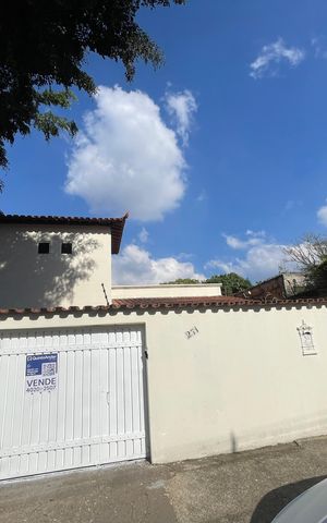 Casa à venda com 286m², 3 quartos e 2 vagas Casa à venda com 286m², 3 quartos e 2 vagasPlaca instalada no portão tamanho grande com o código RVRC-197 no dia 02-09-2026