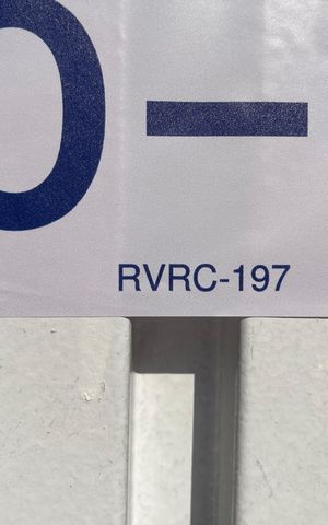 Casa à venda com 286m², 3 quartos e 2 vagas Casa à venda com 286m², 3 quartos e 2 vagasPlaca instalada no portão tamanho grande com o código RVRC-197 no dia 02-09-2026