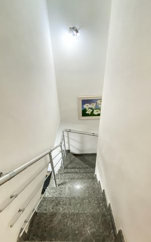 Casa à venda com 140m², 3 quartos e 2 vagas Casa à venda com 140m², 3 quartos e 2 vagasEscada