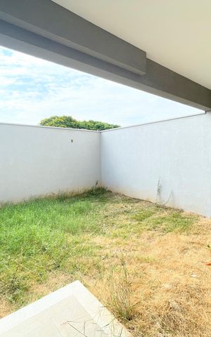Casa à venda com 160m², 3 quartos e 2 vagas Casa à venda com 160m², 3 quartos e 2 vagasÁrea externa
