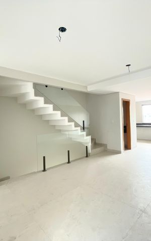 Casa à venda com 160m², 3 quartos e 2 vagas Casa à venda com 160m², 3 quartos e 2 vagasSala