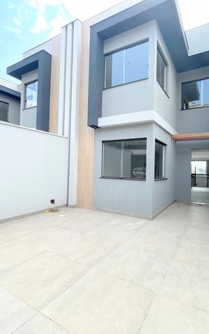 Casa à venda com 160m², 3 quartos e 2 vagas Casa à venda com 160m², 3 quartos e 2 vagasFachada