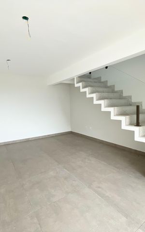 Casa à venda com 160m², 3 quartos e 2 vagas Casa à venda com 160m², 3 quartos e 2 vagasSala