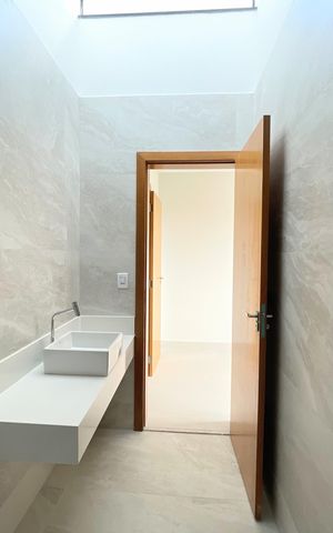 Casa à venda com 160m², 3 quartos e 2 vagas Casa à venda com 160m², 3 quartos e 2 vagasBanheiro