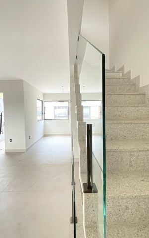 Casa à venda com 160m², 3 quartos e 2 vagas Casa à venda com 160m², 3 quartos e 2 vagasSala
