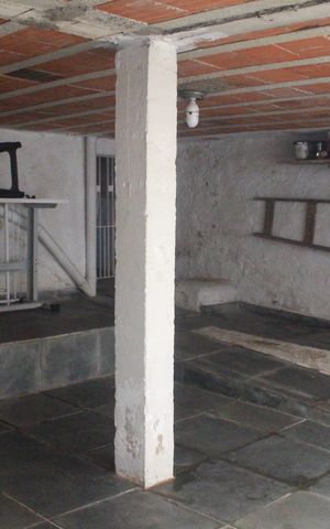 Casa à venda com 185m², 2 quartos e 2 vagasPorão
