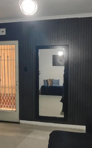 Casa à venda com 185m², 2 quartos e 2 vagas Casa à venda com 185m², 2 quartos e 2 vagasSala